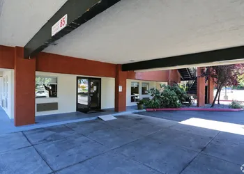 Olympic Inn & Suites hotel thumbnail 3