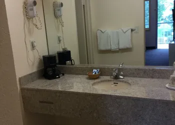Belmont Inn & Suites hotel thumbnail 8