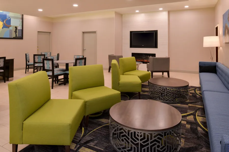 La Quinta Inn & Suites by Wyndham Indianapolis South hotel detail image 6