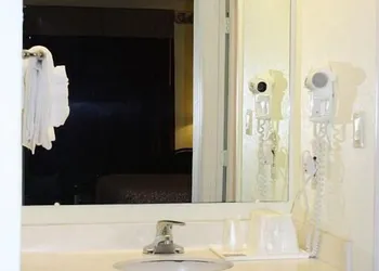 Relax Inn hotel thumbnail 2