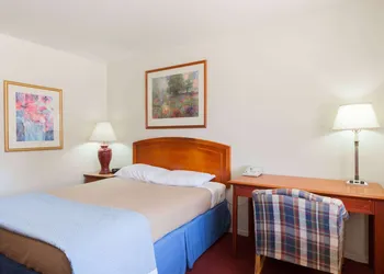 Days Inn by Wyndham Castaic Six Flags Magic Mountain hotel thumbnail 6