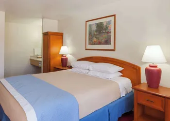 Days Inn by Wyndham Castaic Six Flags Magic Mountain hotel thumbnail 8