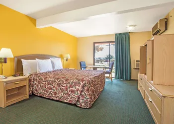 Travelodge by Wyndham Turlock hotel thumbnail 7