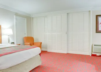 Clarion Hotel & Suites hotel thumbnail 7