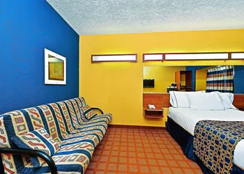 Microtel Inn & Suites by Wyndham New Braunfels hotel thumbnail 6