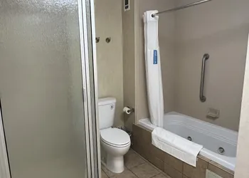 Hampton Inn & Suites Barstow hotel thumbnail 8