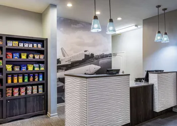 La Quinta Inn & Suites by Wyndham Huntsville Airport Madison hotel thumbnail 5
