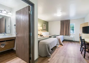 HomeTowne Studios & Suites by Red Roof Bentonville hotel thumbnail 4