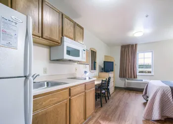HomeTowne Studios & Suites by Red Roof Bentonville hotel thumbnail 6
