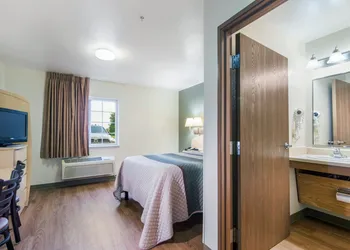 HomeTowne Studios & Suites by Red Roof Bentonville hotel thumbnail 7