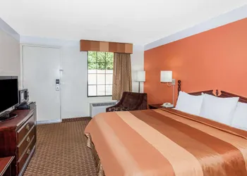 Days Inn by Wyndham Dalton hotel thumbnail 6