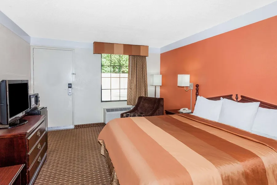 Days Inn by Wyndham Dalton hotel detail image 6