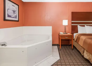 Days Inn by Wyndham Dalton hotel thumbnail 7