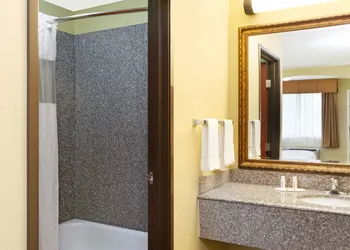 Howard Johnson by Wyndham Lafayette hotel thumbnail 6