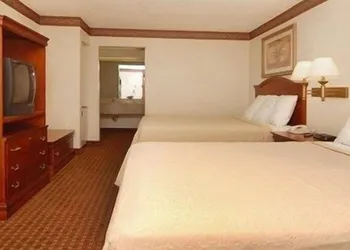 Quality Inn & Suites Clinton - Jackson West hotel thumbnail 5