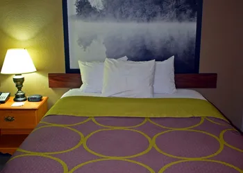 Super 8 by Wyndham Fort Chiswell/Wytheville Area hotel thumbnail 5