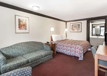 Knights Inn Racine hotel thumbnail 6