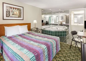 Knights Inn Racine hotel thumbnail 8