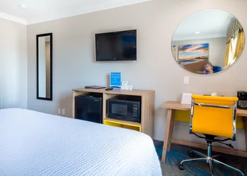 Days Inn by Wyndham Santa Monica hotel thumbnail 6