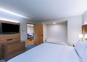 Holiday Inn Express & Suites Tulsa S Broken Arrow Hwy 51 by IHG hotel thumbnail 3
