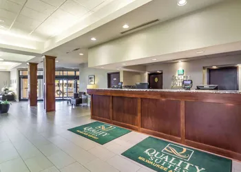 Quality Suites Milwaukee Airport hotel thumbnail 3