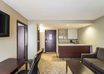 Quality Suites Milwaukee Airport hotel thumbnail 5
