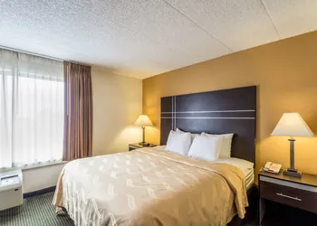 Quality Suites Milwaukee Airport hotel thumbnail 8