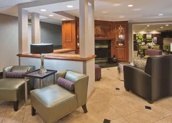 La Quinta Inn & Suites by Wyndham Milwaukee Delafield hotel thumbnail 2