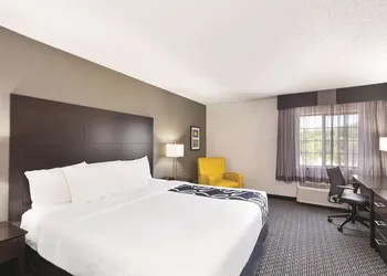 La Quinta Inn & Suites by Wyndham Milwaukee Delafield hotel thumbnail 4