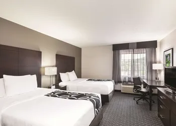 La Quinta Inn & Suites by Wyndham Milwaukee Delafield hotel thumbnail 5