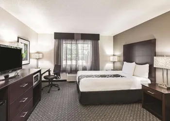 La Quinta Inn & Suites by Wyndham Milwaukee Delafield hotel thumbnail 6