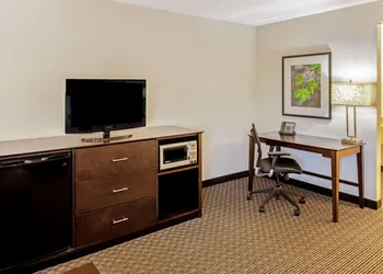 La Quinta Inn & Suites by Wyndham Milwaukee Delafield hotel thumbnail 8
