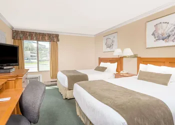 Howard Johnson by Wyndham Downtown Kamloops hotel thumbnail 7