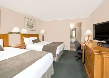 Howard Johnson by Wyndham Downtown Kamloops hotel thumbnail 8