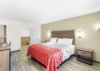 Econo Lodge Inn & Suites Ocean Springs - Biloxi hotel thumbnail 6