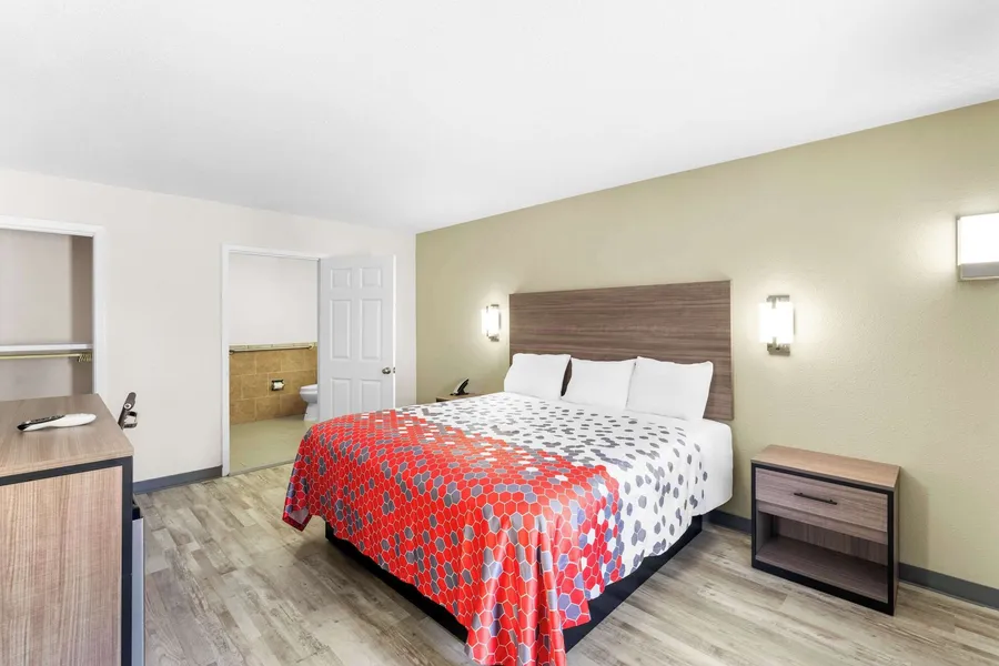 Econo Lodge Inn & Suites Ocean Springs - Biloxi hotel detail image 6
