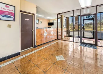 Econo Lodge Inn & Suites Macon West hotel thumbnail 2