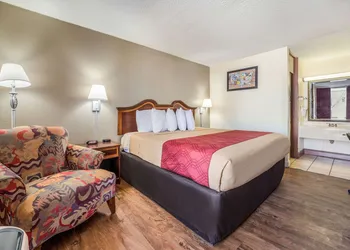 Econo Lodge Inn & Suites Macon West hotel thumbnail 5