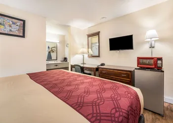 Econo Lodge Inn & Suites Macon West hotel thumbnail 7