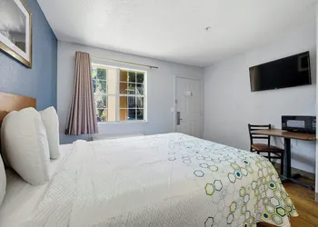 HomeTowne Studios by Red Roof Atlanta – Peachtree Corners hotel thumbnail 4