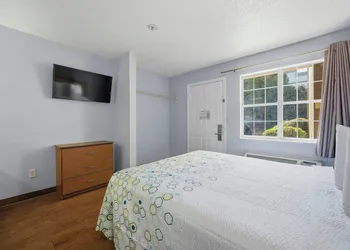 HomeTowne Studios by Red Roof Atlanta – Peachtree Corners hotel thumbnail 7