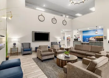 La Quinta Inn & Suites by Wyndham Newport hotel thumbnail 5