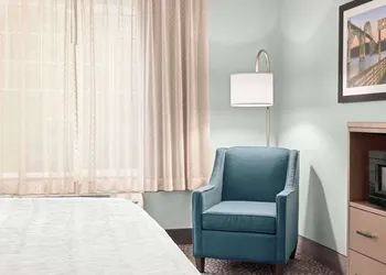 La Quinta Inn & Suites by Wyndham Newport hotel thumbnail 8