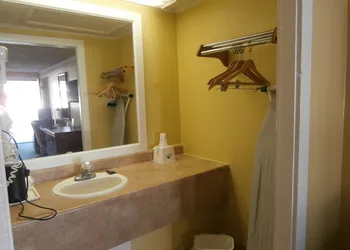 Americas Best Value Inn Conyer hotel thumbnail 8
