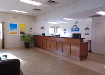 Days Inn by Wyndham Huntington hotel thumbnail 3