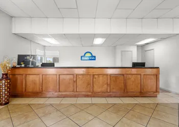 Days Inn by Wyndham Huntington hotel thumbnail 4