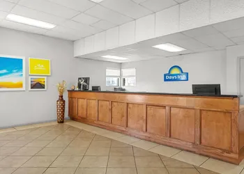 Days Inn by Wyndham Huntington hotel thumbnail 5