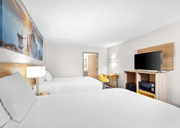 Days Inn by Wyndham Huntington hotel thumbnail 8