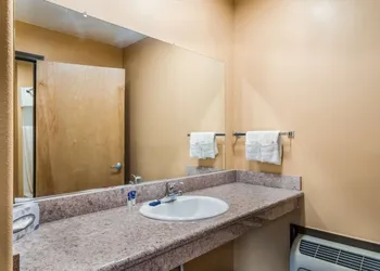 Americas Best Value Inn Ukiah hotel thumbnail 6