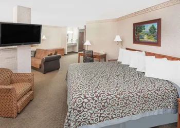 Days Inn & Suites by Wyndham Brinkley hotel thumbnail 3